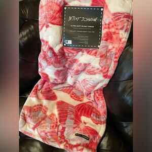 BETSEY JOHNSON NWT Pink Butterflies Ultra Soft Plush Throw Blanket 💖🦋💖🦋💖